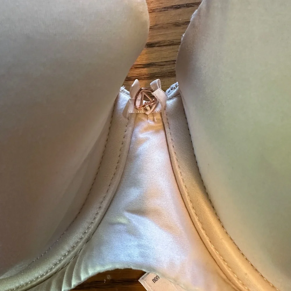 Victoria’s Secret Body by Victoria Full Coverage Bra 38 D NWT Cream T-Shirt Bra